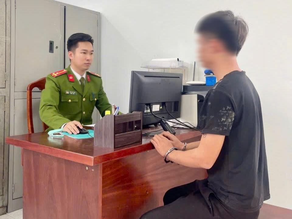 Tuần tra bảo đảm an toàn bầu cử, Công an xã Đồng Kỳ bắt quả tang đối tượng buôn bán hàng cấm