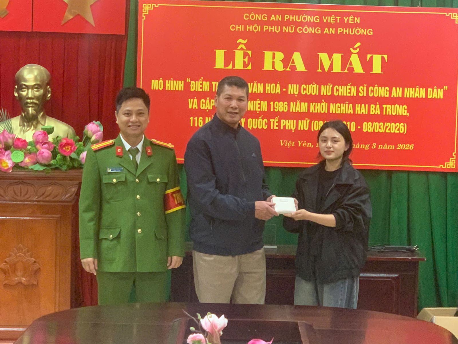 Công an phường Việt Yên hỗ trợ công nhân nhận lại ví tiền bị đánh rơi trong ngày đầu tiên đi xin việc