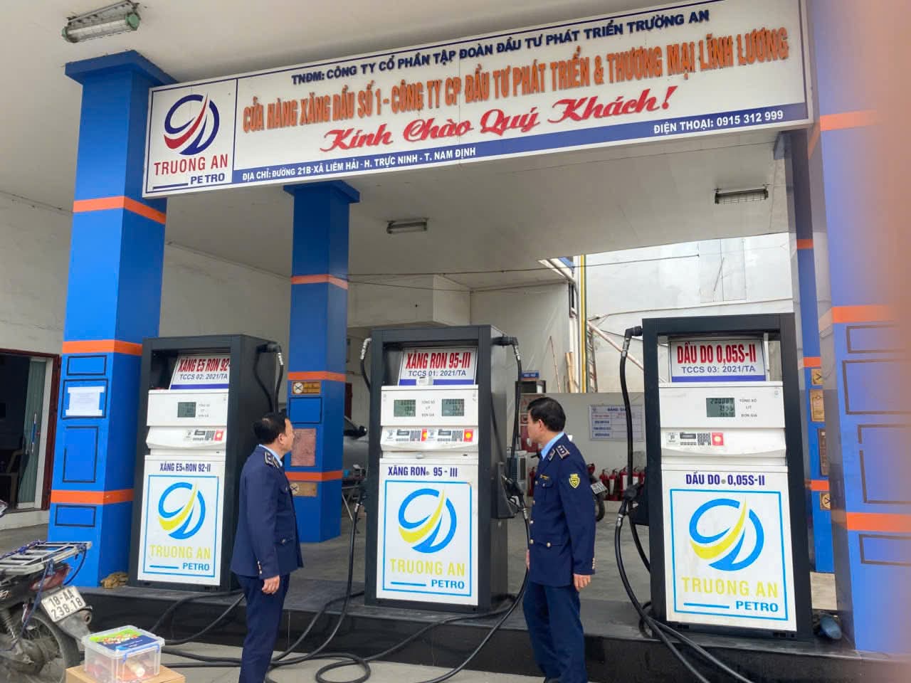 Xử phạt một đơn vị có hành vi bán xăng, dầu với mức giá bán cao hơn mức tối đa của khung giá do Nhà nước ban hành