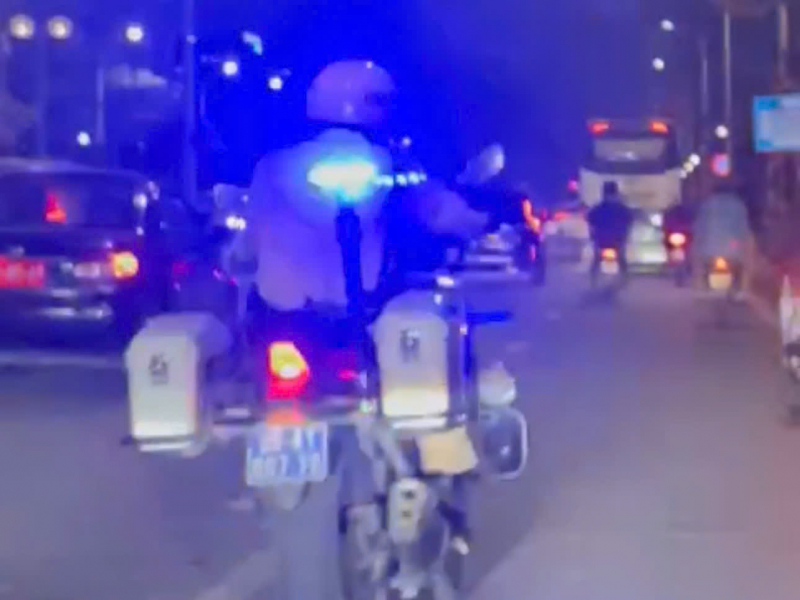 CSGT mở đường, bé gái 6 tuổi được đưa đi cấp cứu kịp thời