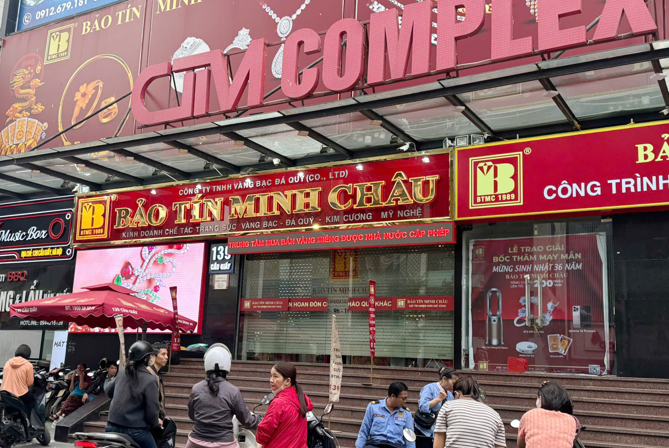 Nhiều công an xuất hiện tại hai cửa hàng vàng Bảo Tín Minh Châu