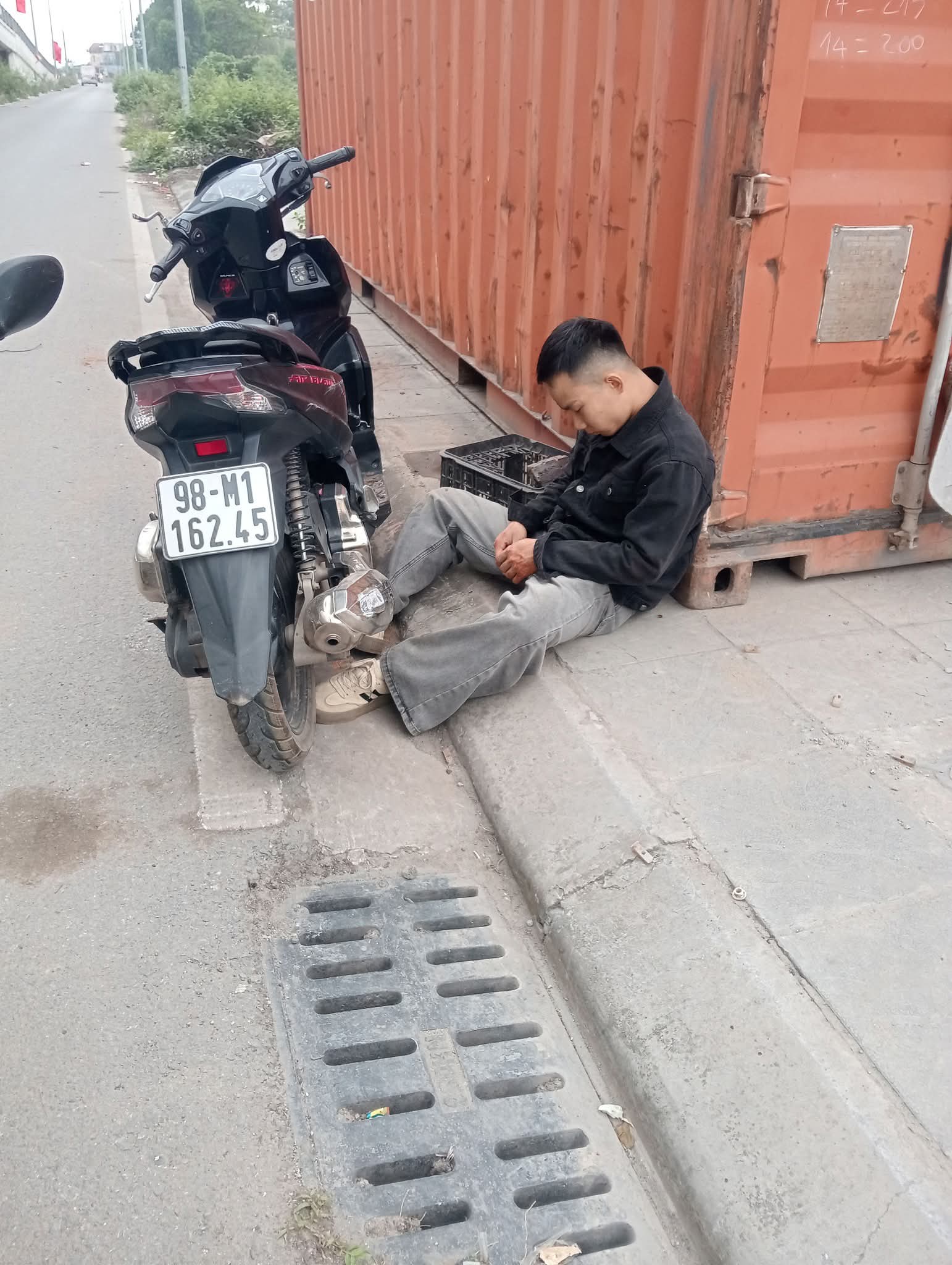 Tìm người thân nạn nhân