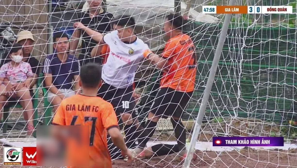 Va chạm tại Giải bóng đá Nam xã Bố Hạ