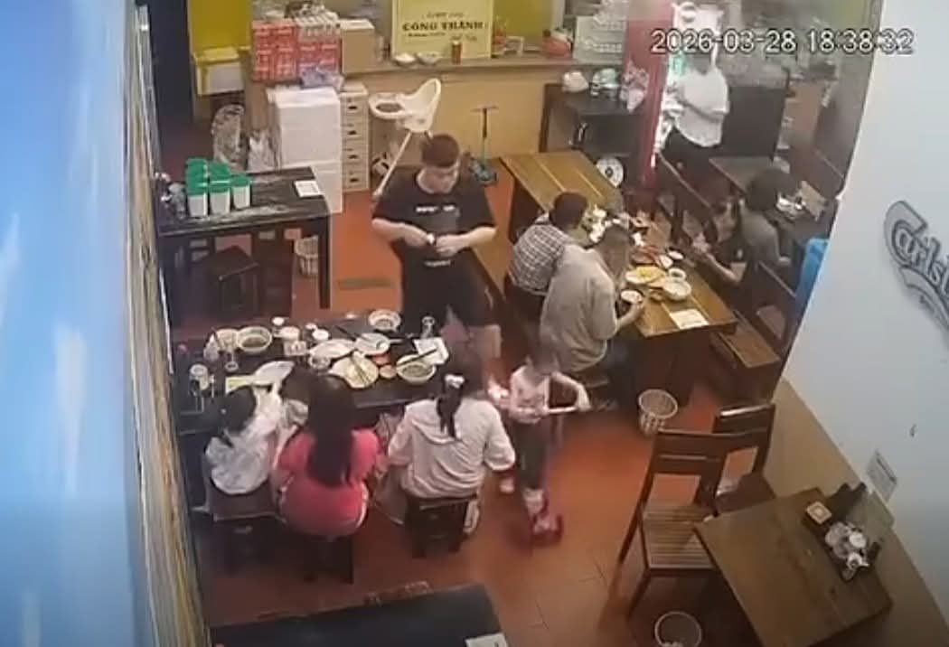 [CLIP] PHẪN NỘ NGƯỜI ĐÀN ÔNG ĐẠP CHÁU BÉ TRONG QUÁN ĂN