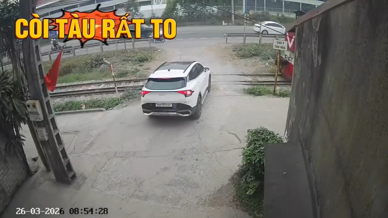 CLIP TNGT TÀU HỎA Ở PHỐ TRÁNG SÁNG NAY