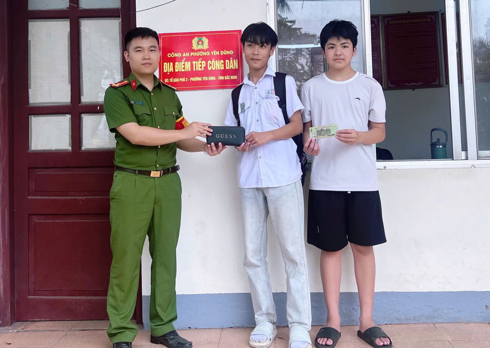 Yên Dũng: Tuyên dương hai em học sinh “Nhặt được của rơi trả lại người mất”