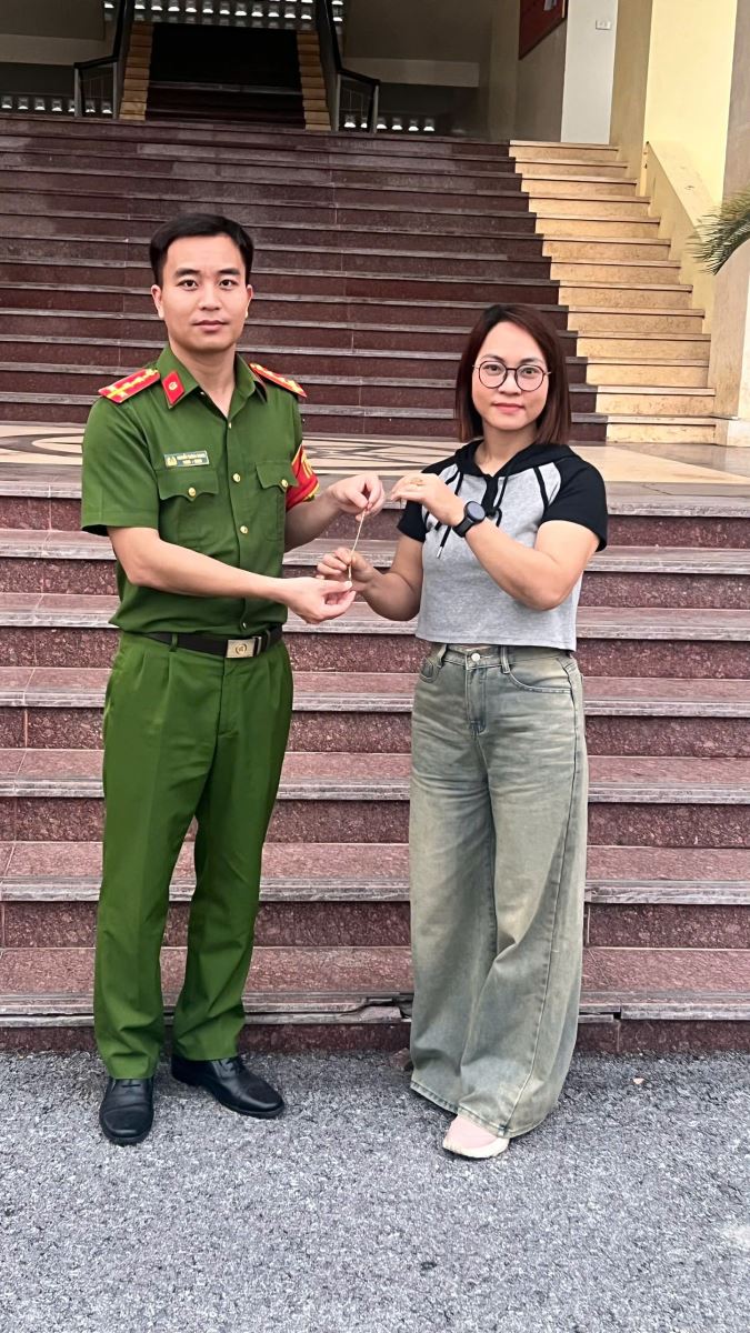 Lạng Giang: Nhặt được dây chuyền vàng, công dân trình báo Công an xã để tìm người đánh rơi