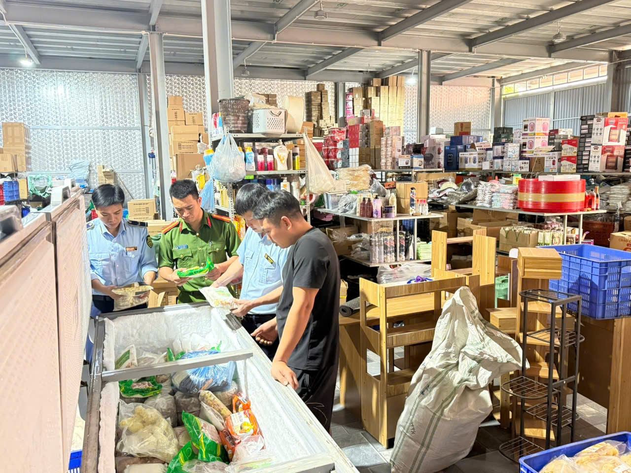 Phòng Cảnh sát kinh tế – Công an tỉnh Bắc Ninh kiểm tra, phát hiện, xử phạt hộ kinh doanh thực phẩm không rõ nguồn gốc, xuất xứ