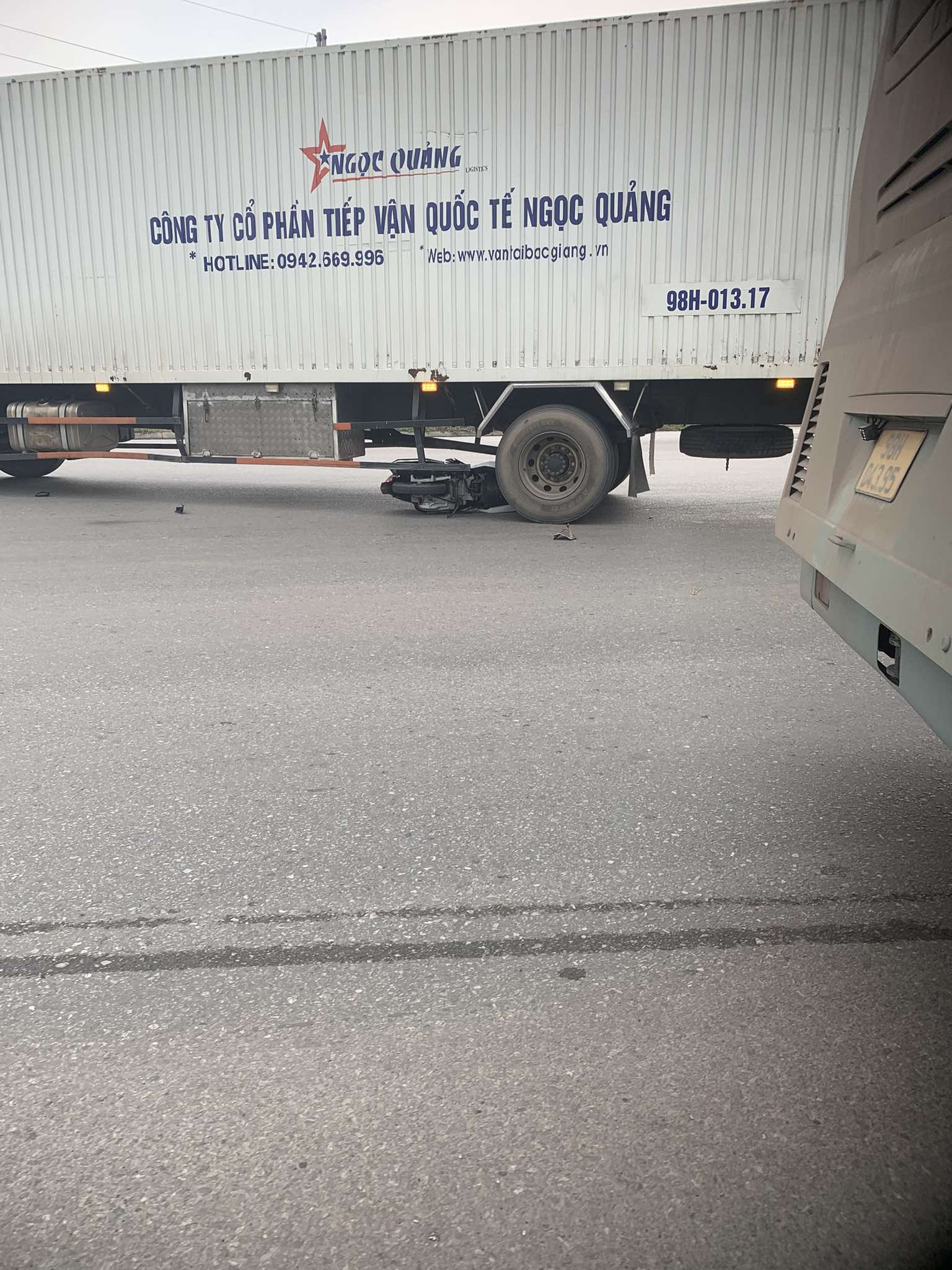 Ngã tư đèn đỏ cuối KCN Song Khê