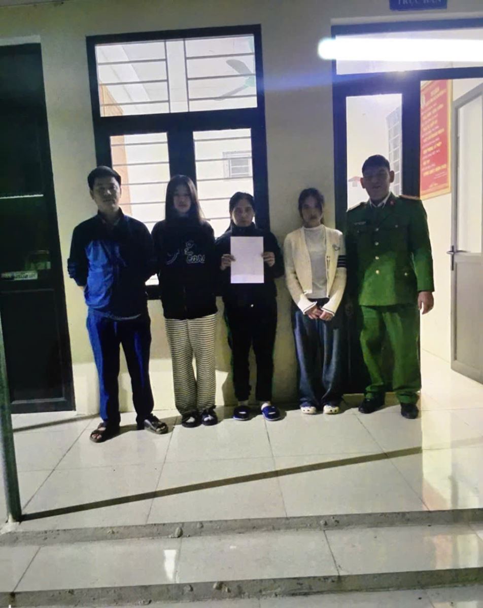 Công an phường Tự Lạn nhanh chóng xác minh tìm thấy 02 cháu gái đưa trở về gia đình an toàn.