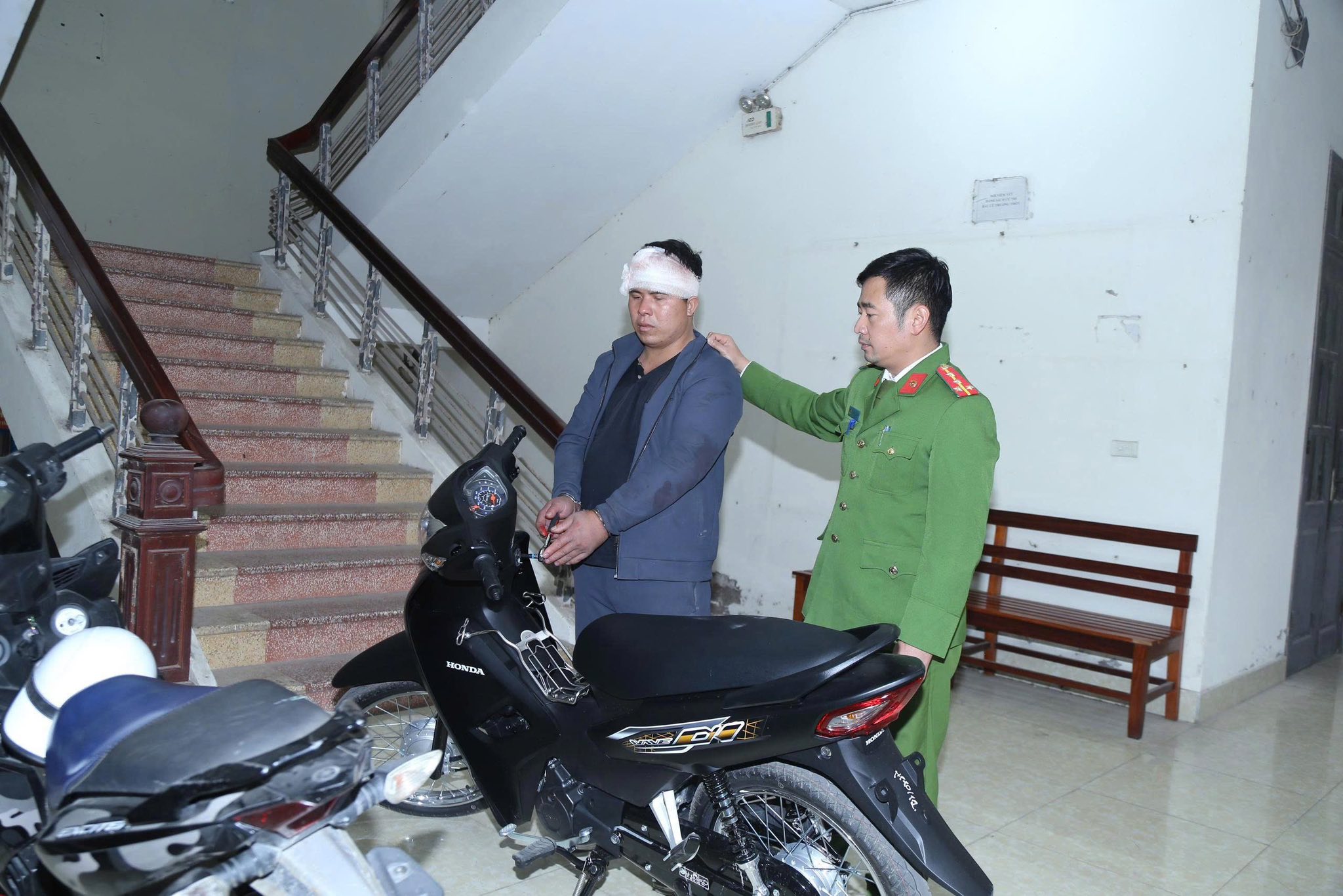 Công an xã Văn Môn bắt quả tang đối tượng trộm cắp tài sản