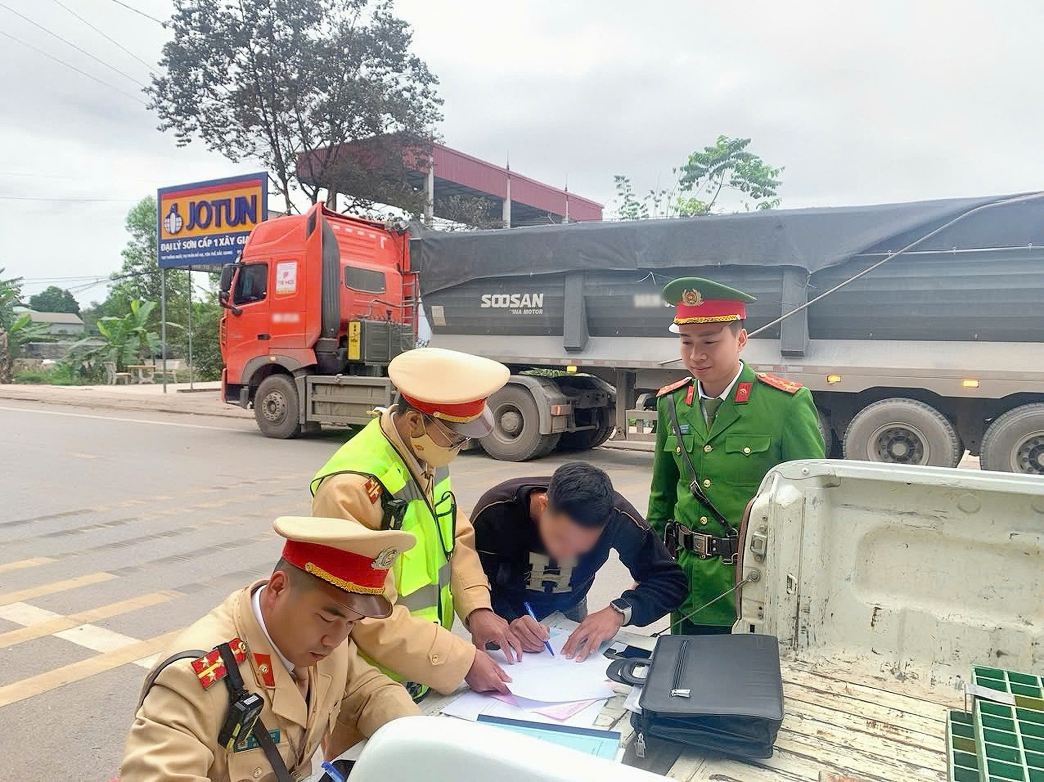Xử lý lái xe đầu kéo làm rơi vãi đá xuống đường