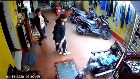 Clip: 2 đối tượng đ<á>nh phụ nữ mang bầu bà bế con nhỏ