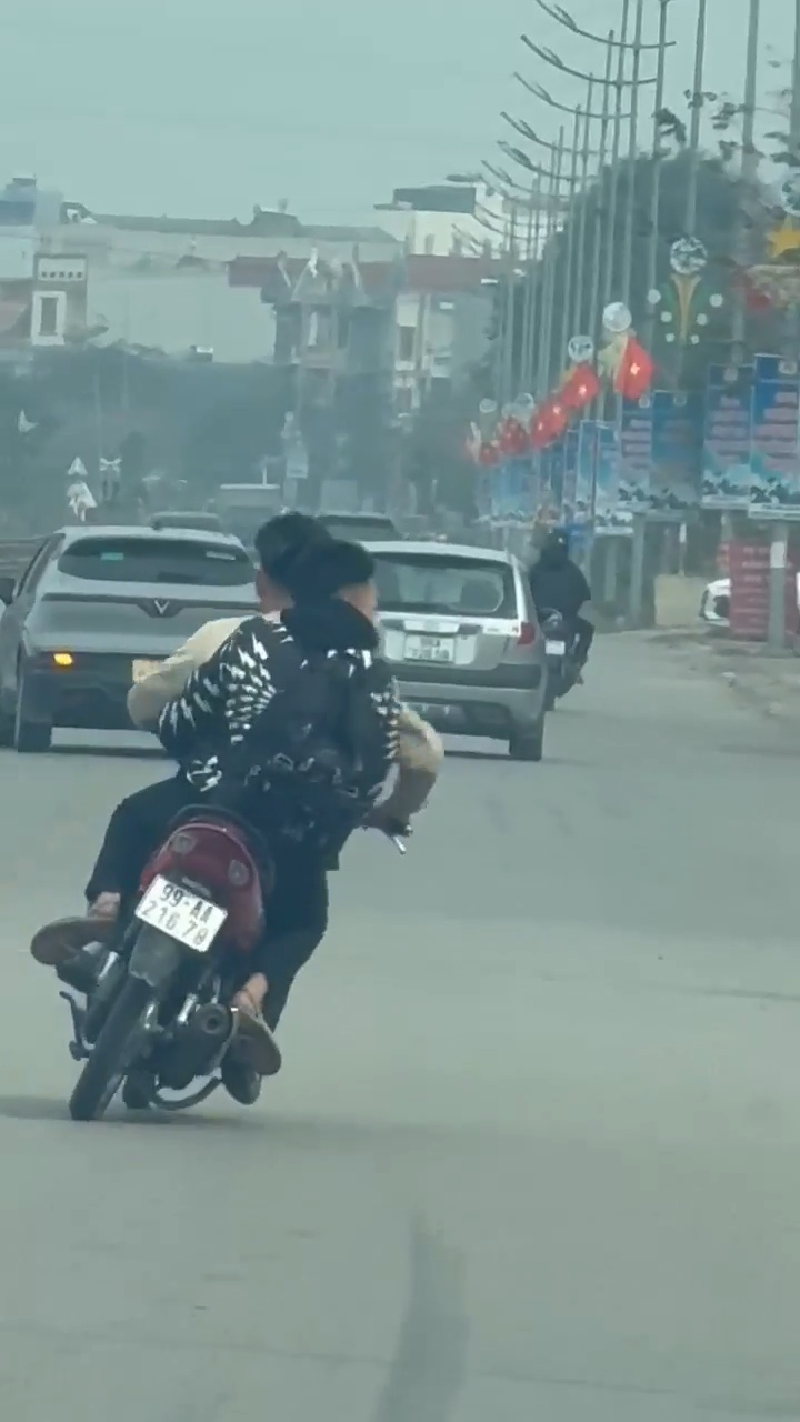 Clip: 2 thanh niên đi xe máy đánh võng trên QL ở Tân Dĩnh