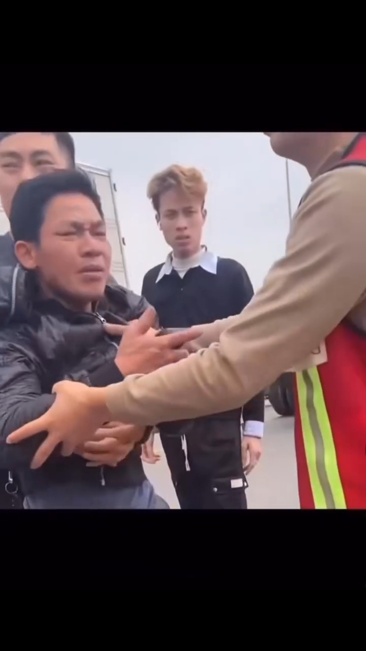Thanh niên đòi tập bơi ở cầu Đông Xuyên