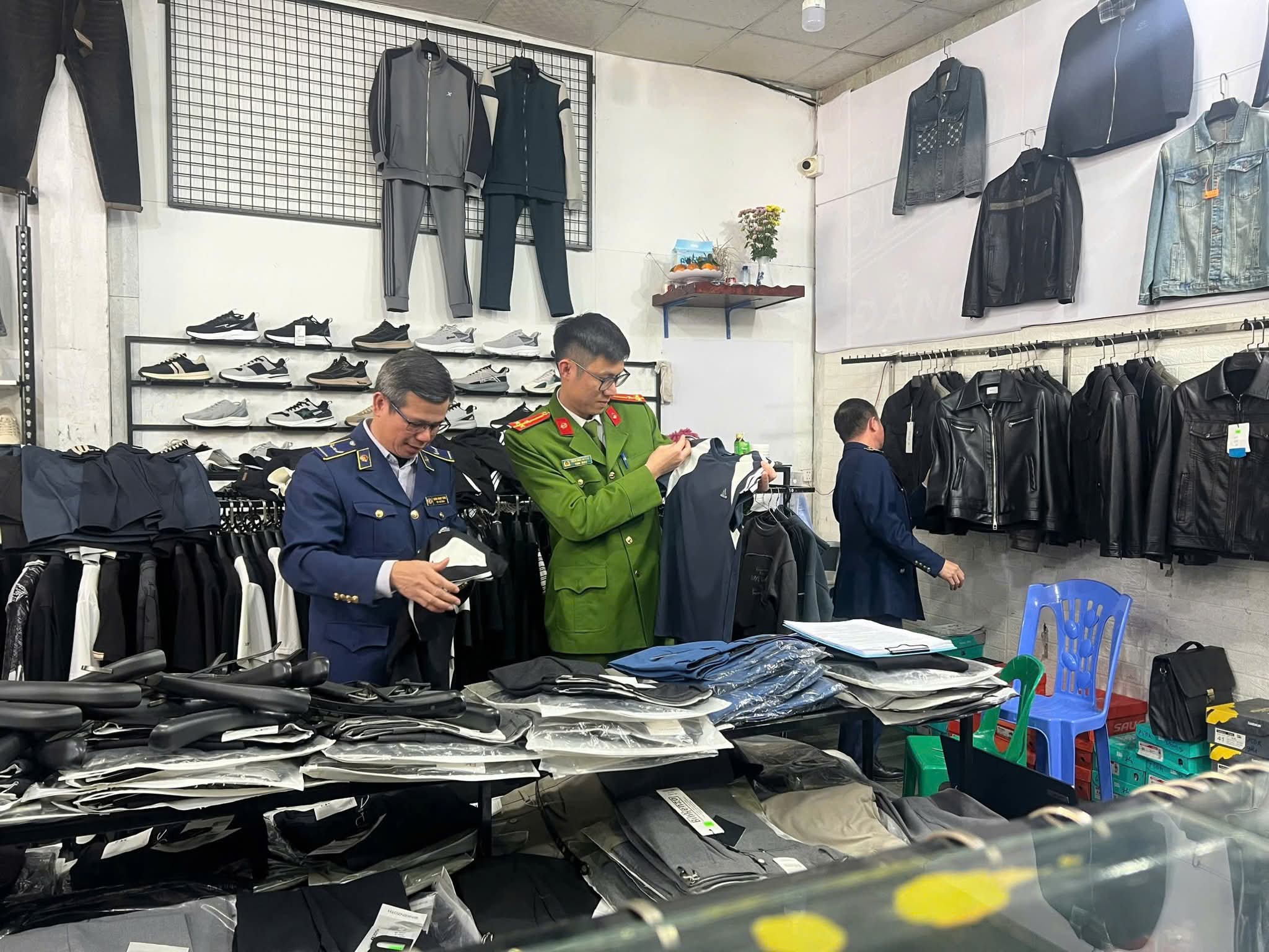 Chũ: Phát hiện 2 cửa hàng bán quần áo Adidas giả