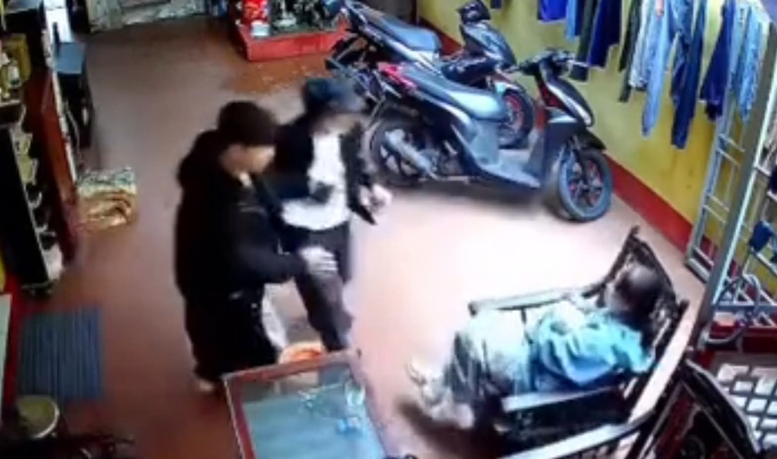 Công an vào cuộc vụ 2 mẹ con tancong bà bầu và phụ nữ bế con nhỏ