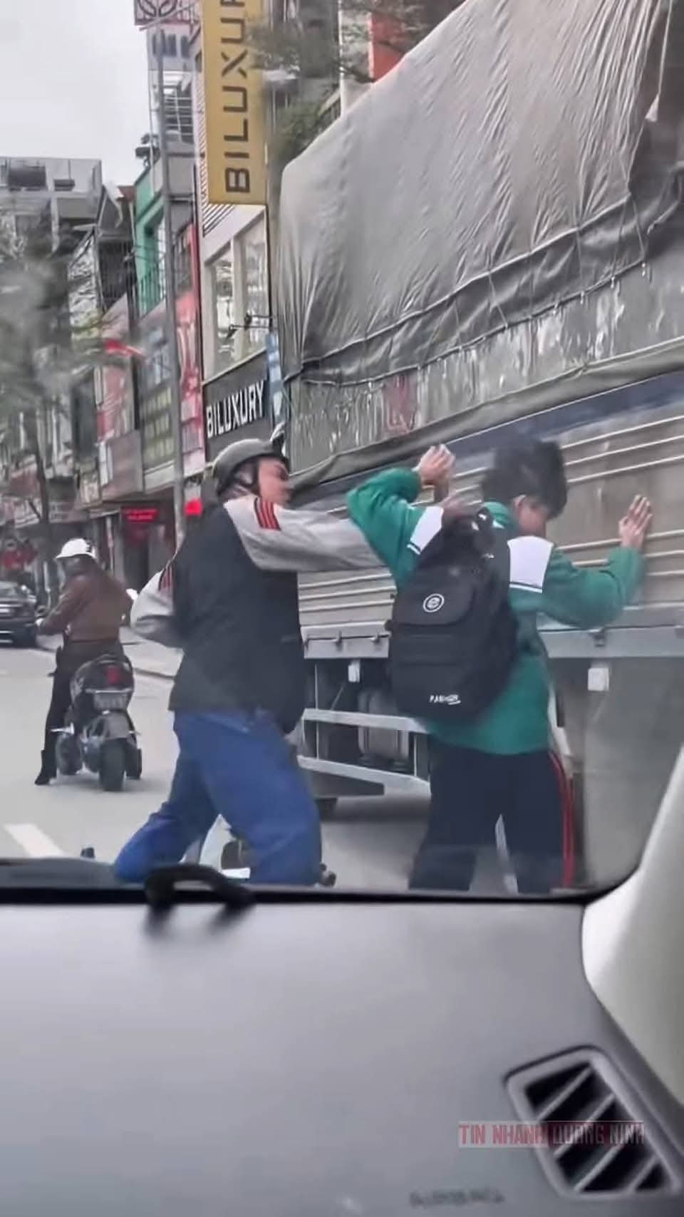 Clip: Đối tượng đấm cháu học sinh dã man