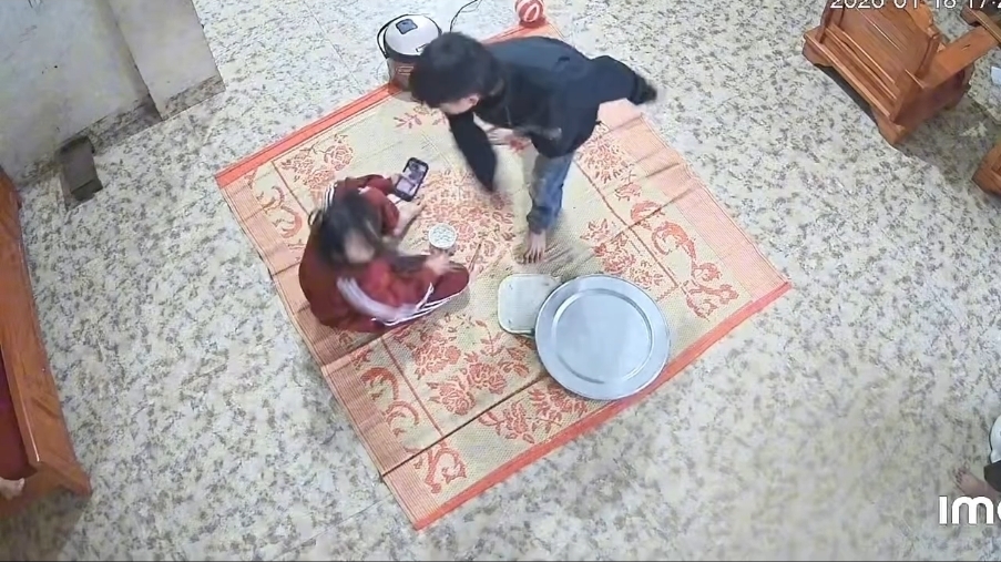 Clip: Cắm mặt vào điện thoại cô gái bị chồng cho ăn bàn vả
