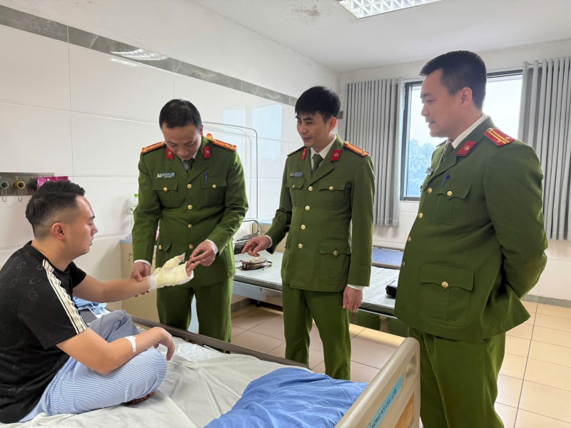 Bắc Ninh: Khống chế đối tượng tâm thần hất xăng làm một Đại úy Công an bị thương