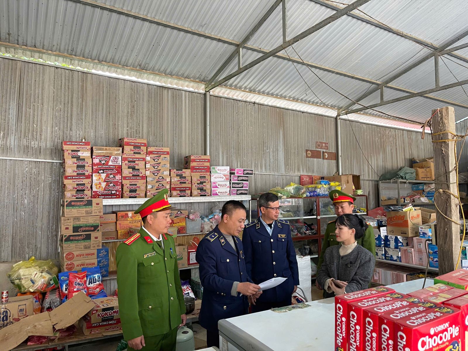 Sa Lý: Kiểm tra phát hiện nhiều hàng hóa là thực phẩm không xác định được nguồn gốc, nơi sản xuất, xuất xứ