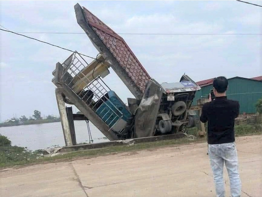 Xe tập lái tông vào thành cống, thầy dạy lái tử vong