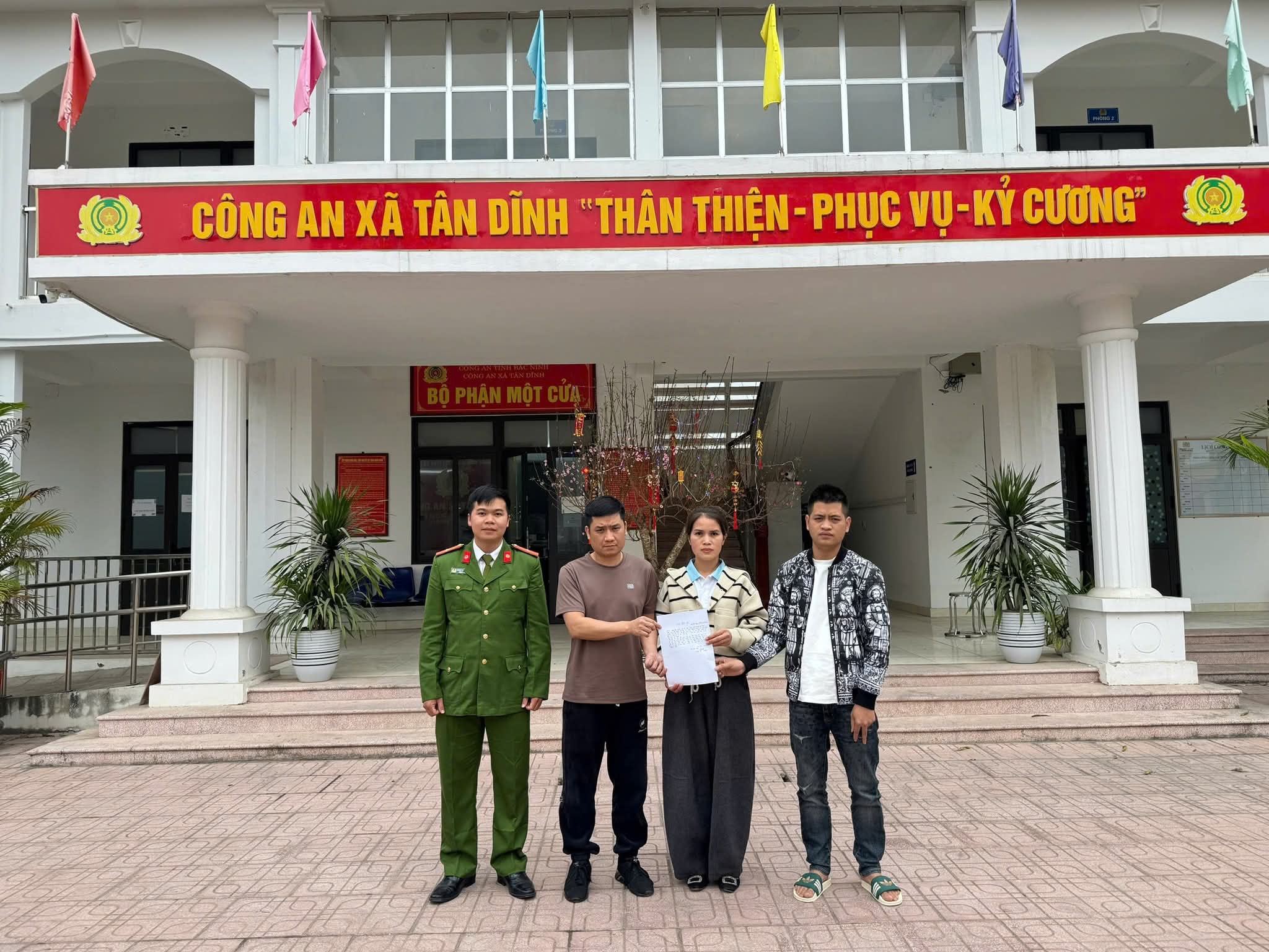 Tân Dĩnh: Nam sinh trượt trân ngã xuống sông