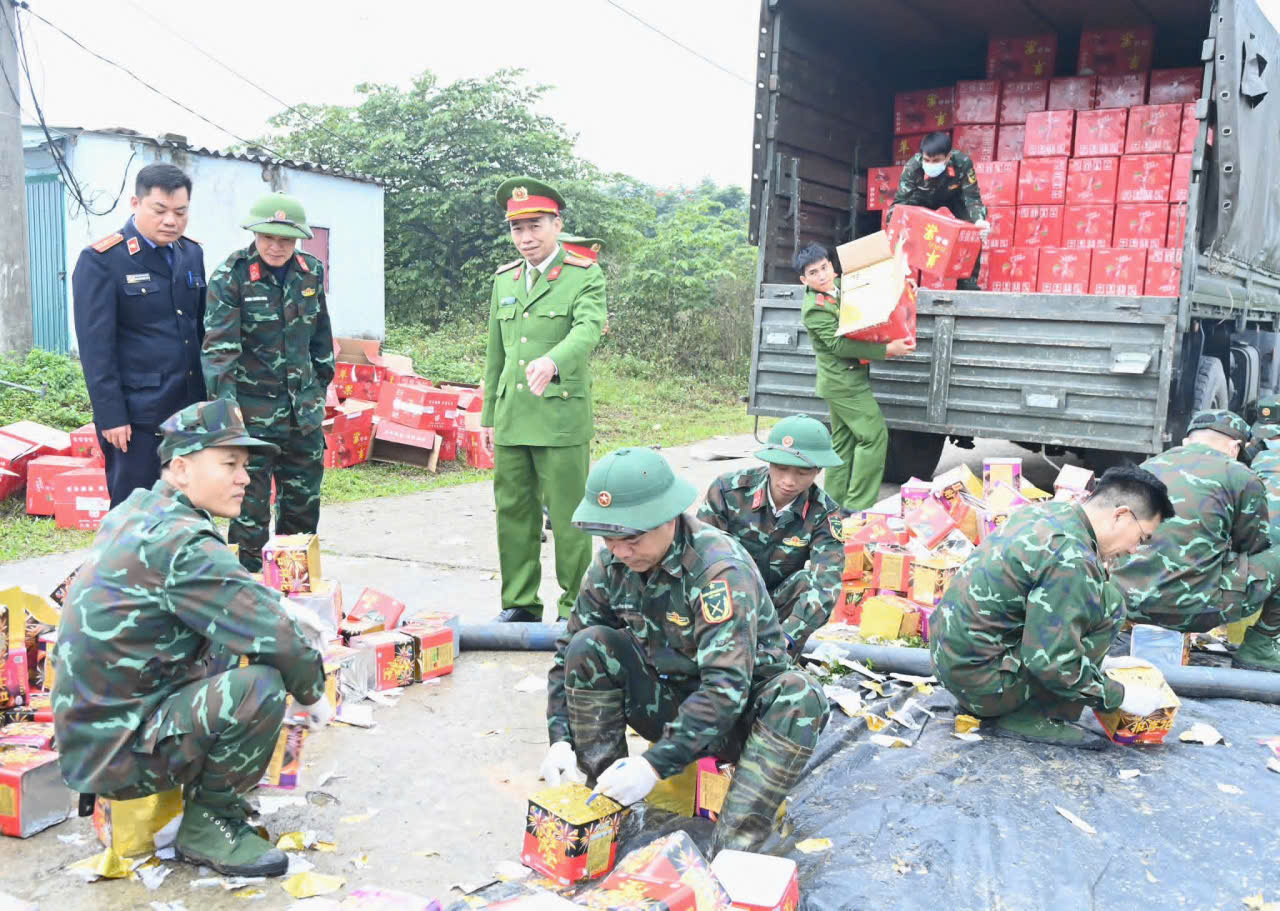 Tổ chức tiêu hủy 10.890,6 kg pháo hoa nổ