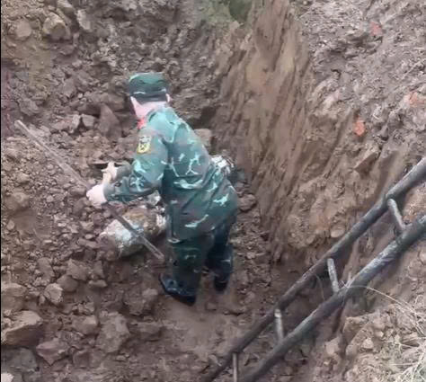 Công an phường Từ Sơn cảnh báo người dân, không tụ tập tại khu vực phát hiện vật thể nghi vấn.
