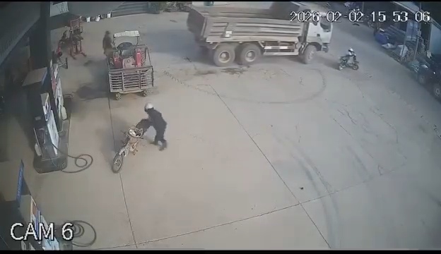 Clip: Xe tải gây tngt với cháu học sinh