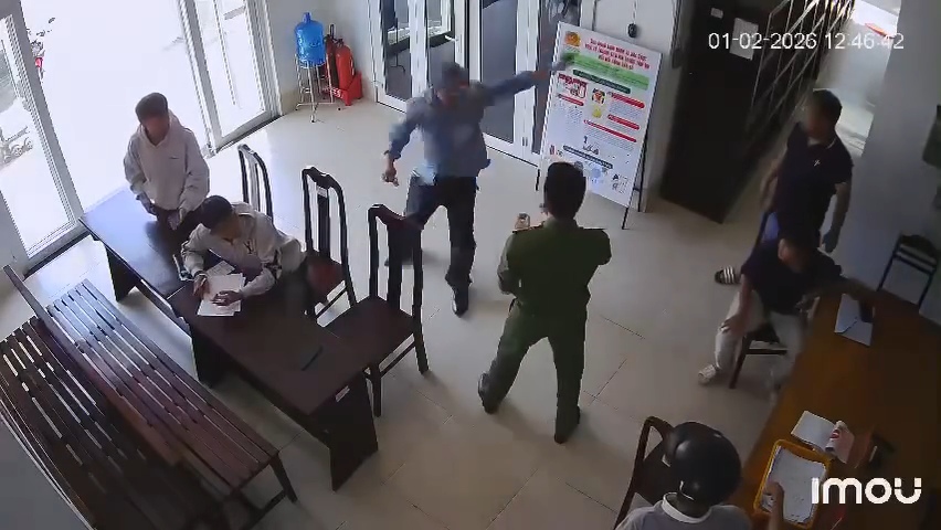Vào thẳng trụ sở Công an xuống tay với công an