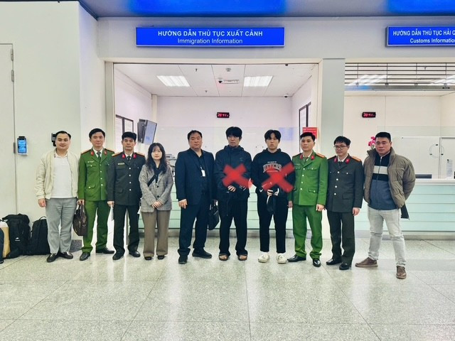 Bàn giao 2 đối tượng truy nã đỏ của Interpol cho Hàn Quốc