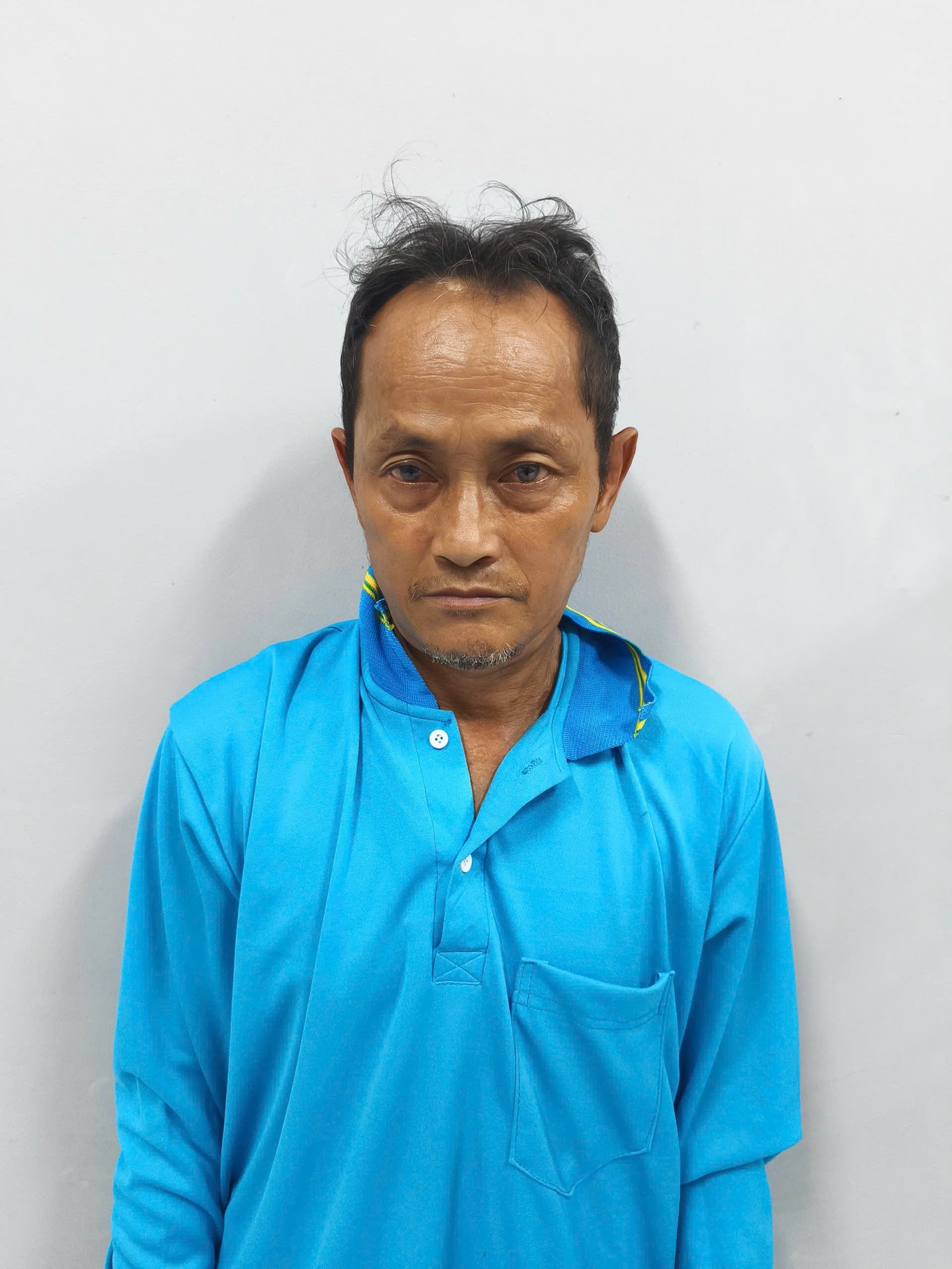 Thấy nữ sinh đến trường một mình, bảo vệ cho 100.000 đồng rồi hiếp dâm