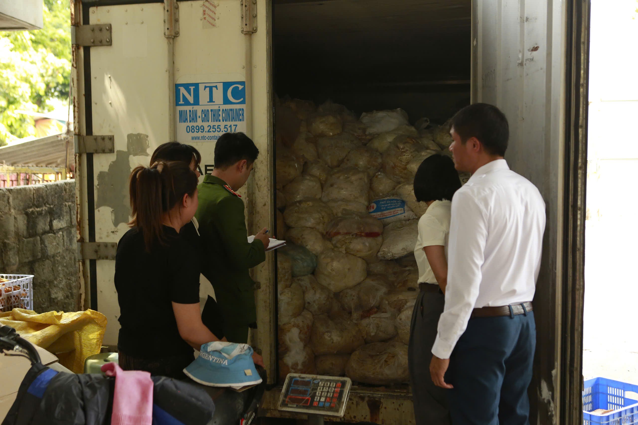 Bắc Ninh: Ngăn chặn cơ sở kinh doanh 3 tấn lòng lợn không rõ nguồn gốc