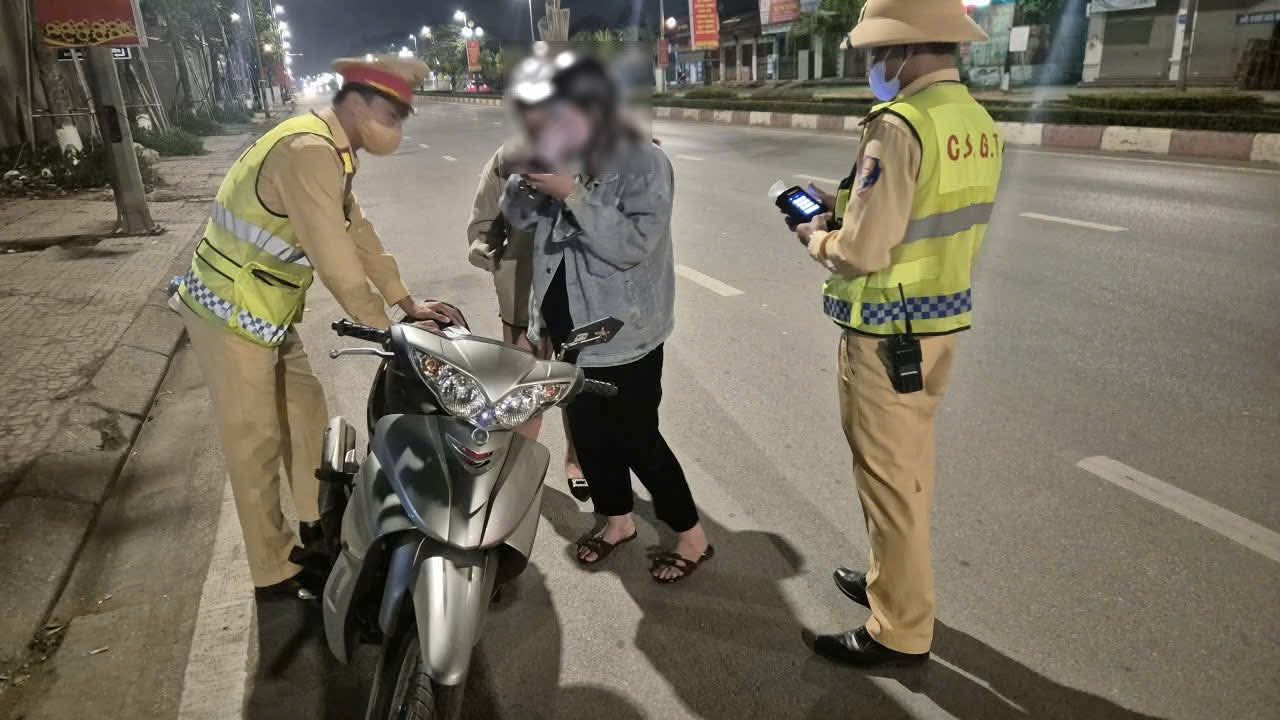 Bắc Ninh: Phát hiện nữ lái xe mô tô vi phạm nồng độ cồn kịch khung