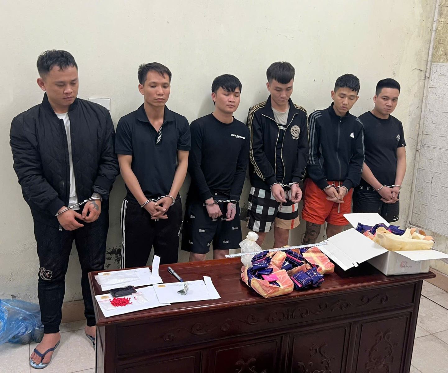 Bắt giữ đối tượng mua bán, tàng trữ trái phép chất ma túy