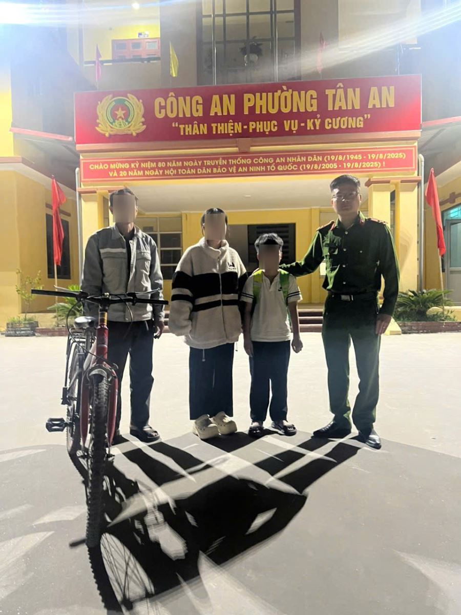 Công an phường Tân An kịp thời tìm kiếm đưa cháu bé bị lạc về với gia đình an toàn