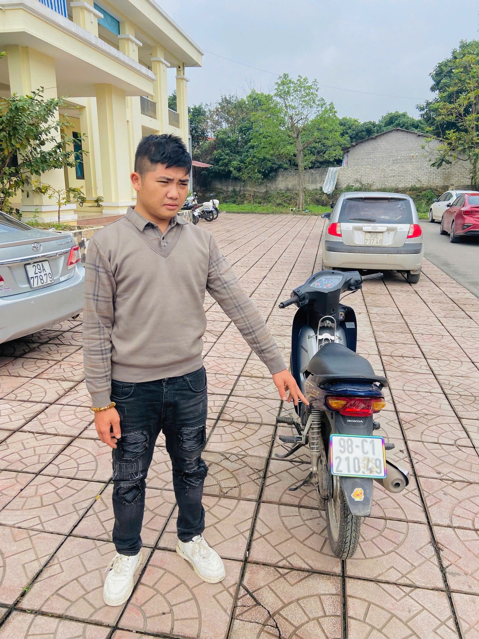 Yên Thế: Trước giờ lên đường nhập ngũ, tân binh cùng lực lượng Công an bắt đối tượng trộm cắp xe máy