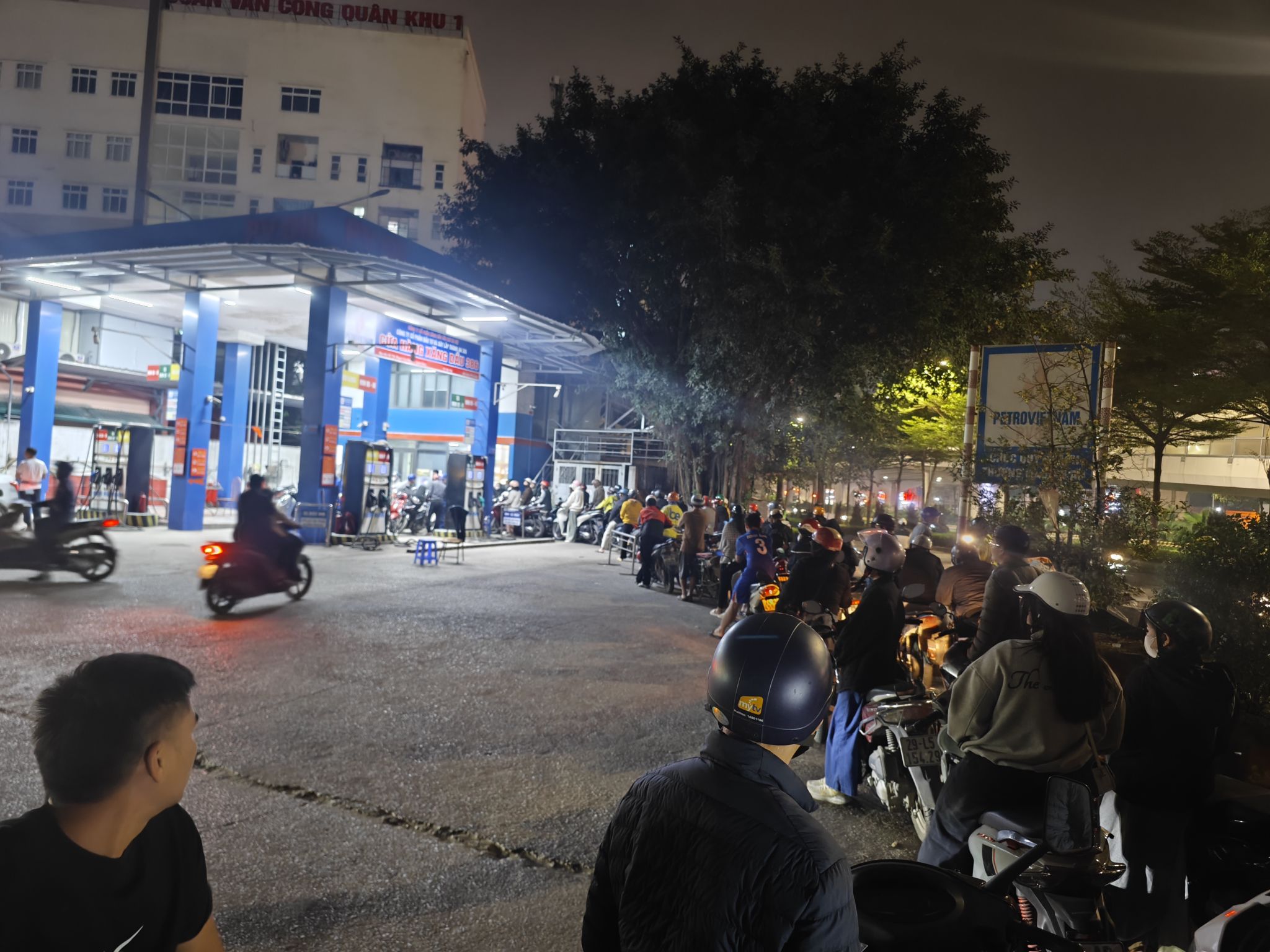 Giá xăng giảm gần 4.000 đồng một lít