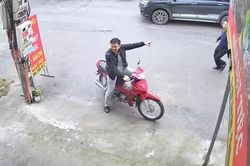 Bất ngờ ‘giúp’ công an tóm tội phạm nhờ xe cắm sẵn chìa trước cửa