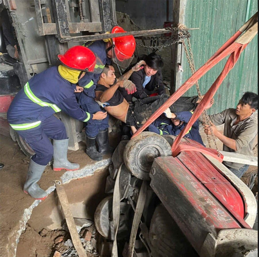Bắc Ninh: 7 phút nghẹt thở giải cứu công nhân bị xe nâng đè lên người