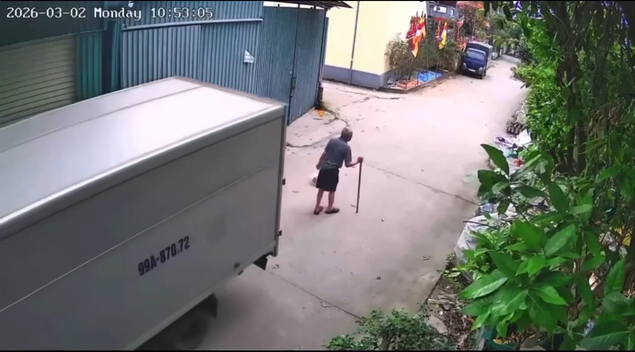 [Clip] Xe tải lùi vào người đi bộ