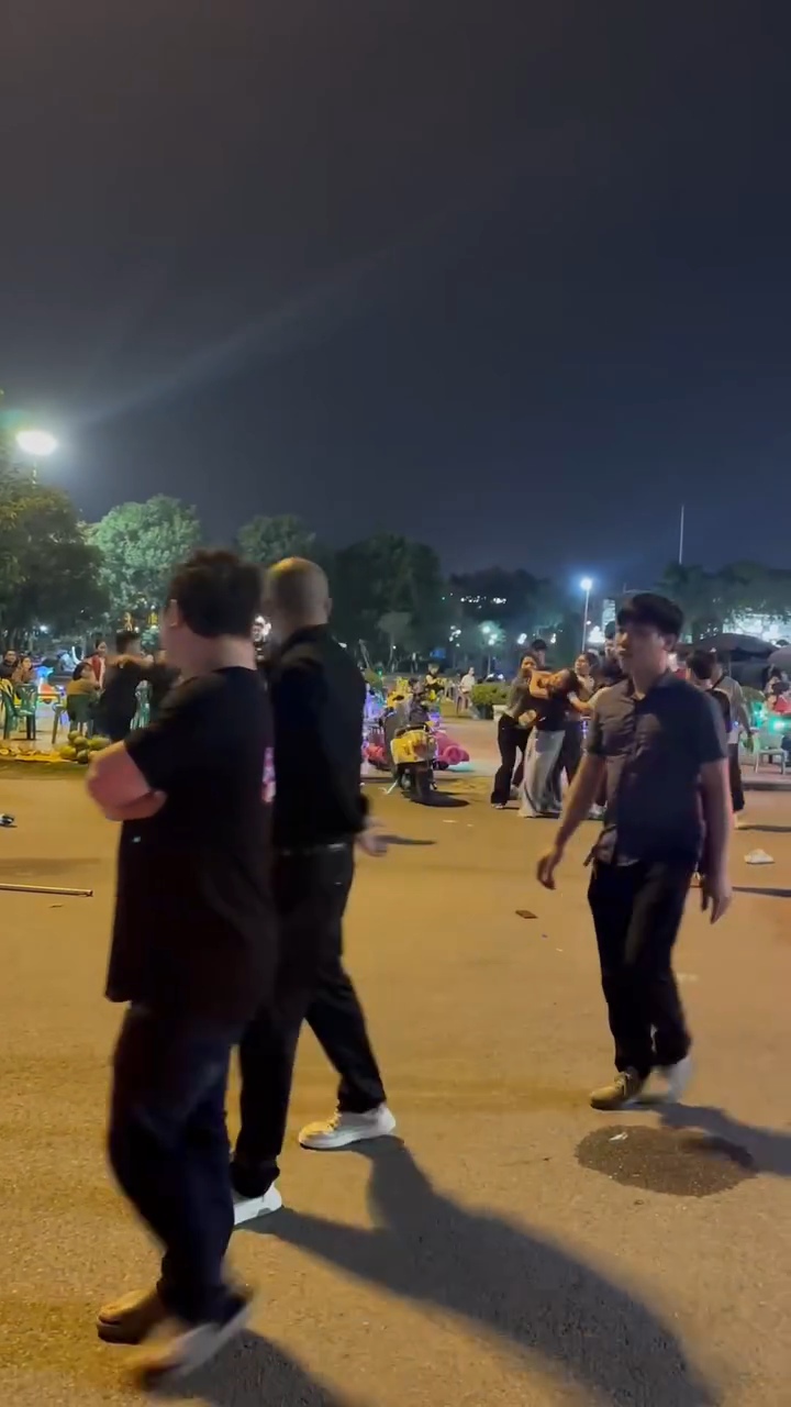 [CLIP] MÚC NHAU Ở CÔNG VIÊN NGUYỄN VĂN CỪ