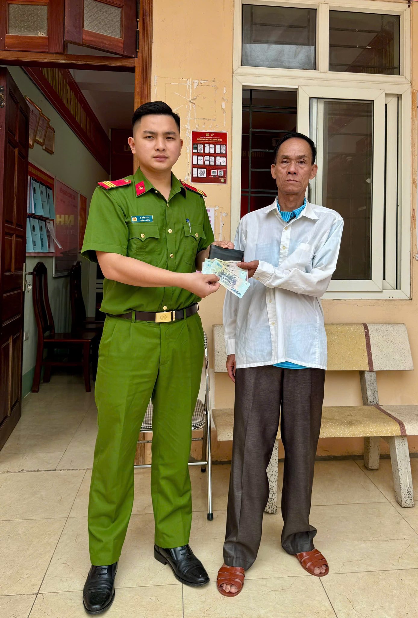 Công an xã Biên Sơn lan tỏa hành động đẹp, trao trả tài sản đánh rơi, vun đắp niềm tin trong Nhân dân