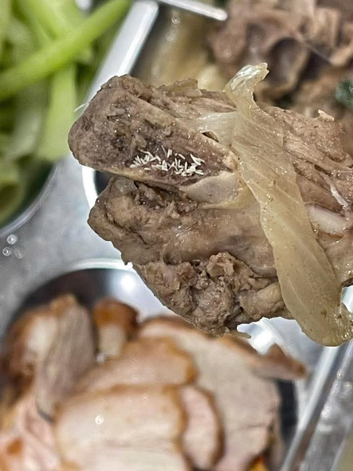 Phản ánh cơm cty Yadea KCN Tân Hưng có vật lạ