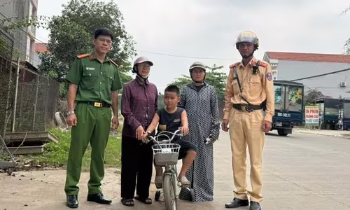 Kịp thời giúp cháu bé đi lạc giữa dòng xe cộ trở về với gia đình