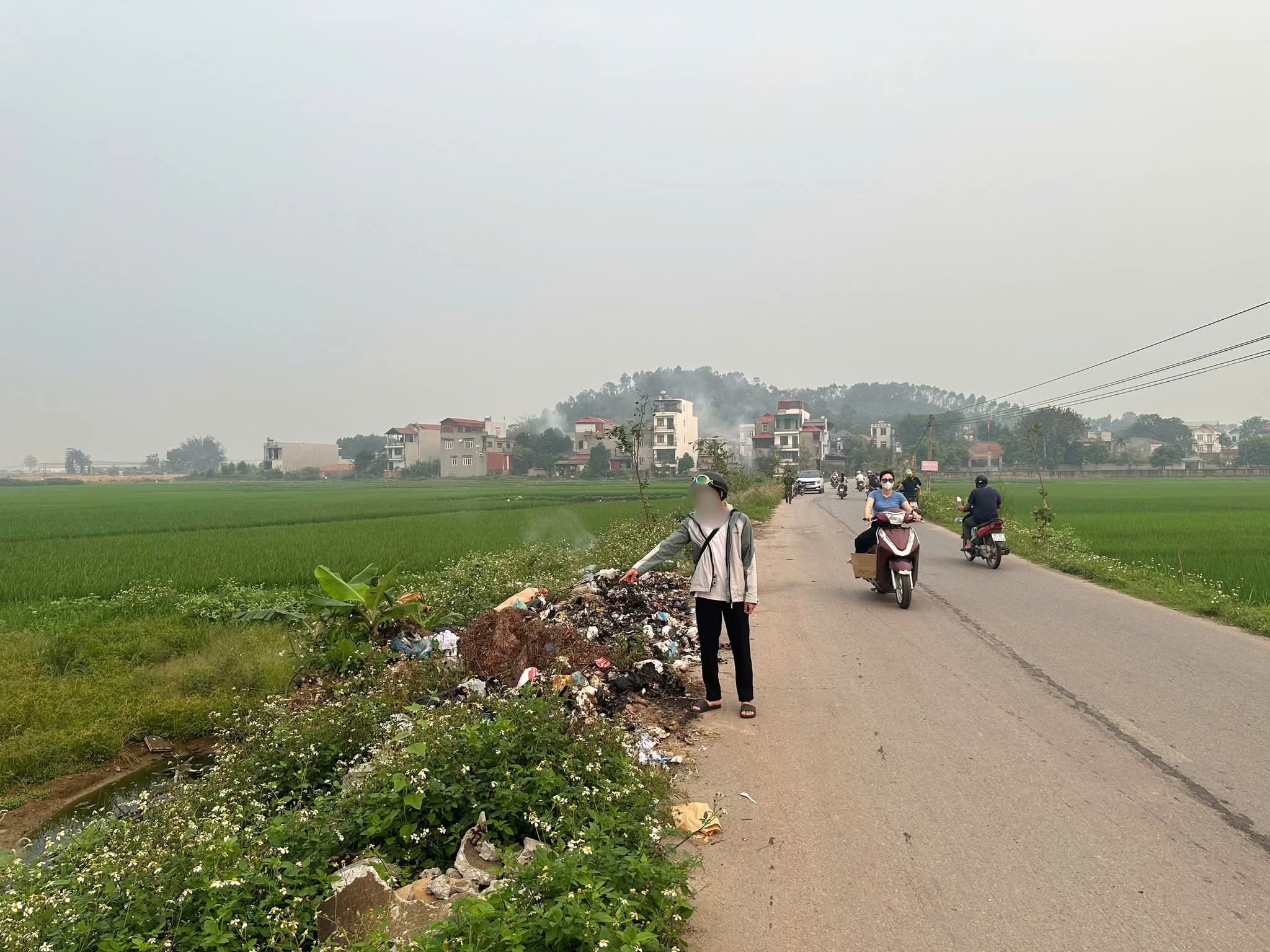 Công an xã Tân Yên, xử lý nghiêm hành vi vứt rác thải không đúng quy định tại nơi công cộng