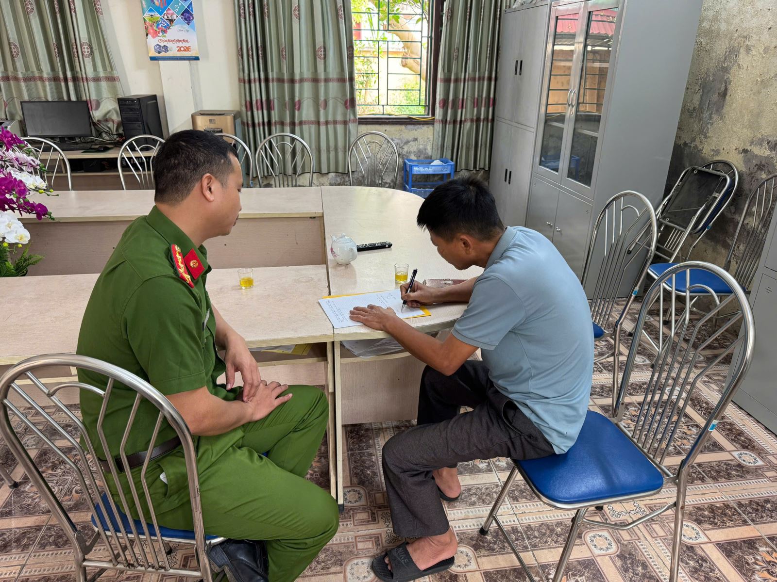 Công an xã Phật Tích, làm việc, xác minh, làm rõ trường hợp đăng tải thông tin chưa được kiểm chứng lên mạng xã hội facebook.