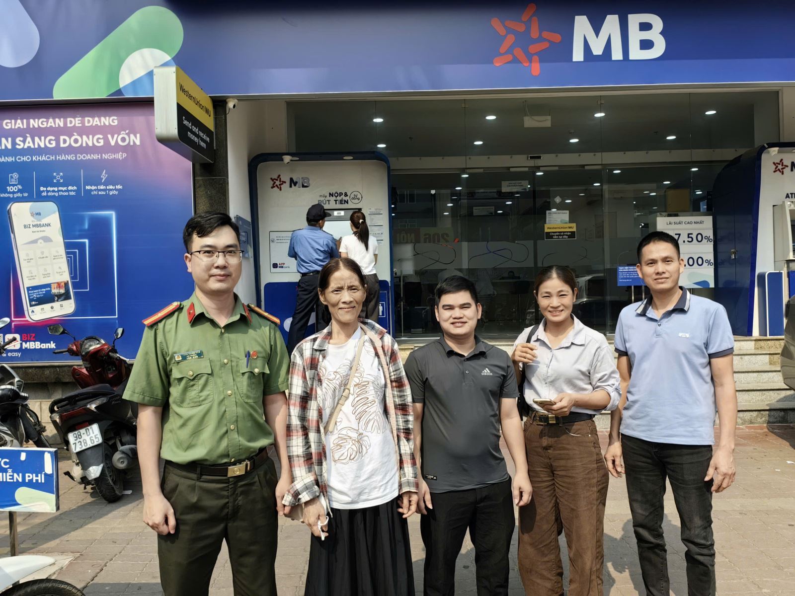 Nhanh chóng xác minh, hỗ trợ người dân nhận lại 700 triệu đồng do chuyển khoản nhầm