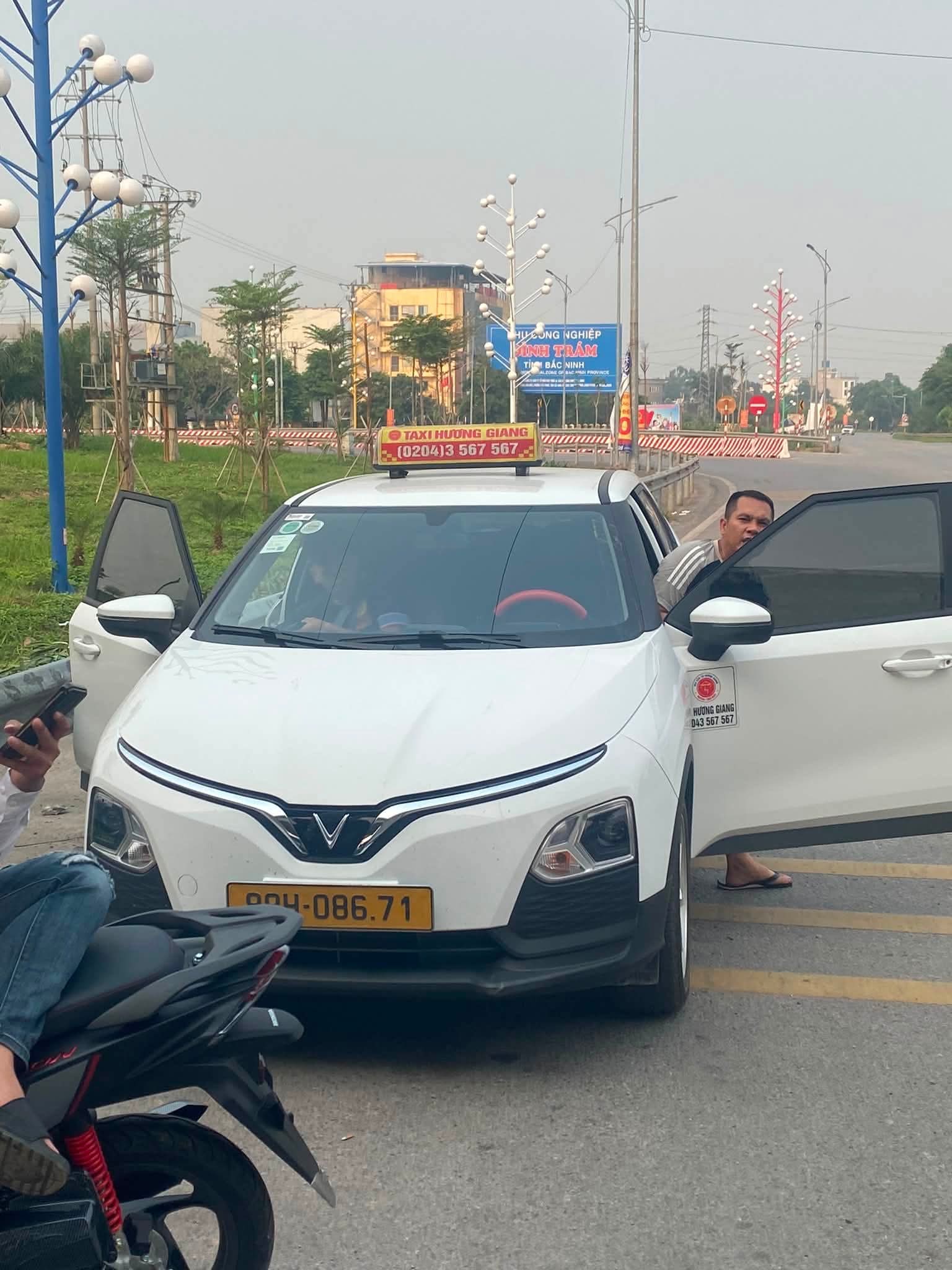 Clip taxi tranh khách múc nhau tại Nếnh